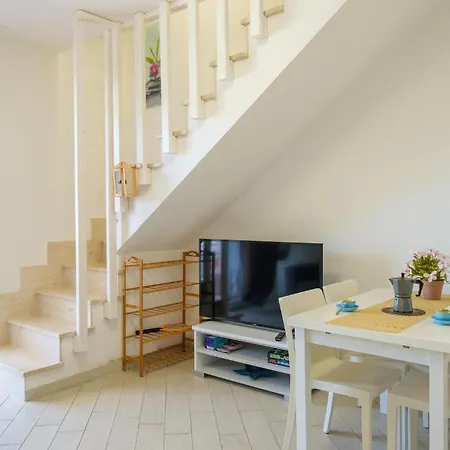 Casa vacanze Lovely In With Kitchen